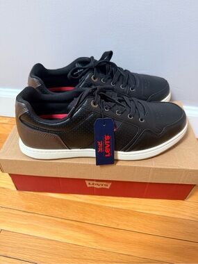 NWT Levi's Black with brown detailing Low-Top Sneakers